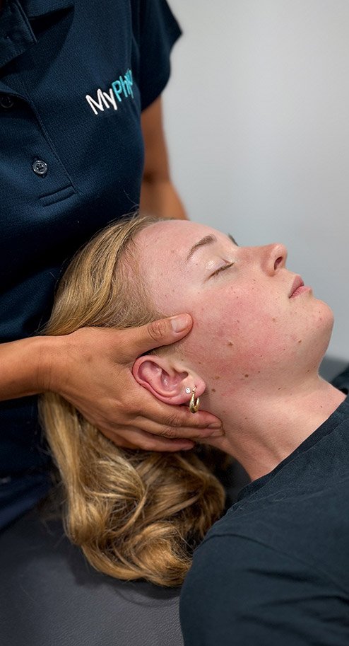 person receiving neck pain treatment in sorrento